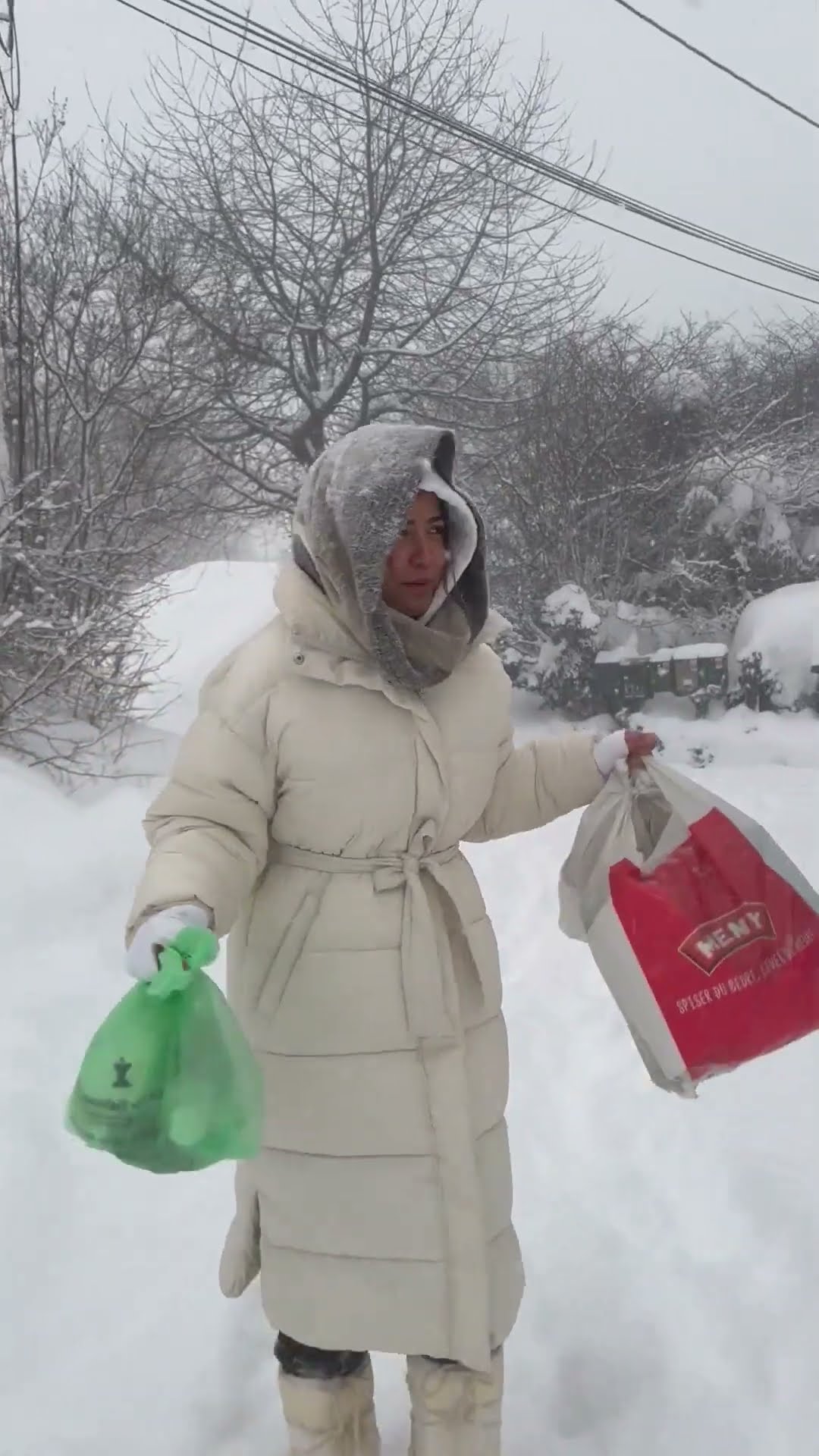 Snowy Norwegian Garbage Run || ViralHog