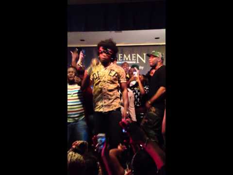 Trinidad James Performs Live - "All Gold Everything"