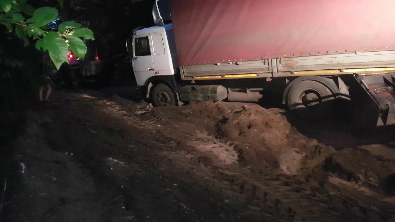 кран достает фуру из кювета. вытащили фуру в бирске. вытащили фуру в бирске. вытащили фуру в бирске. нива вытащила фуру из снежного замеса у чайки.