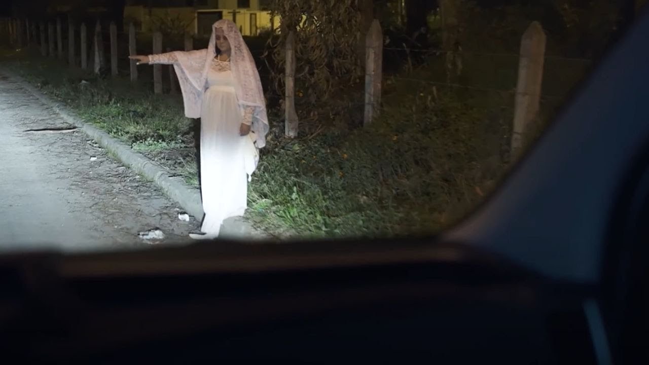 Una dama de blanco hizo parar a este chofer de bus, sin imaginar lo que él iba a descubrir.