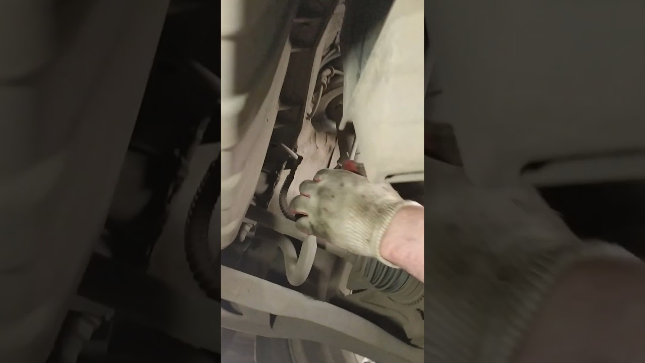 Шум при повороте в любую сторону создавала стойка стабилизатора. Определили открутив её.