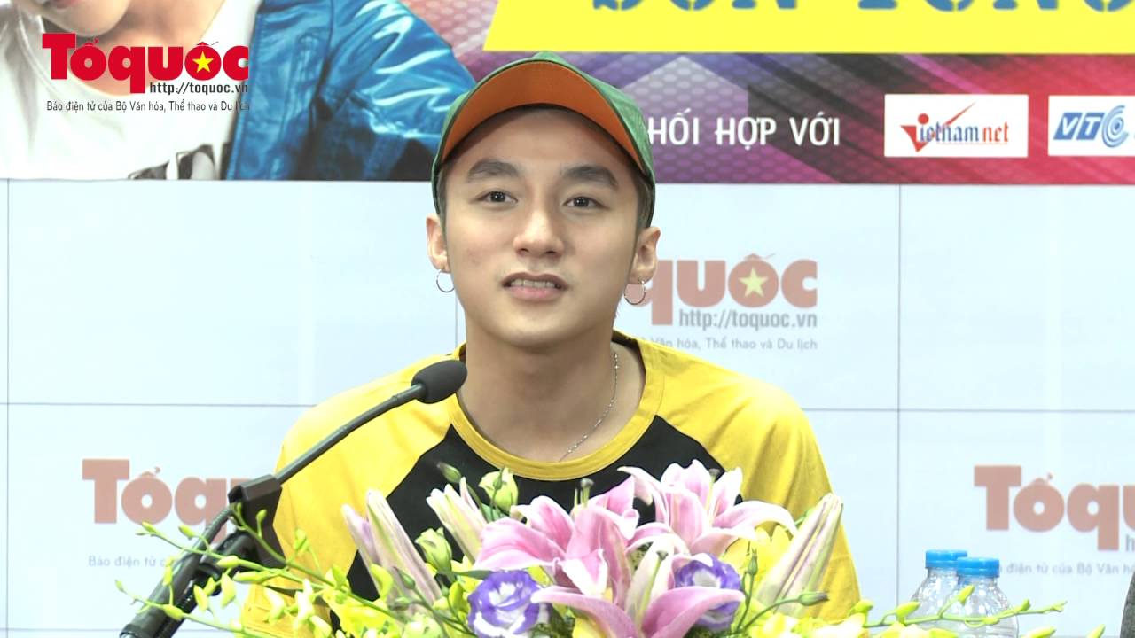 2. Sơn Tùng hát và biểu cảm khuôn mặt