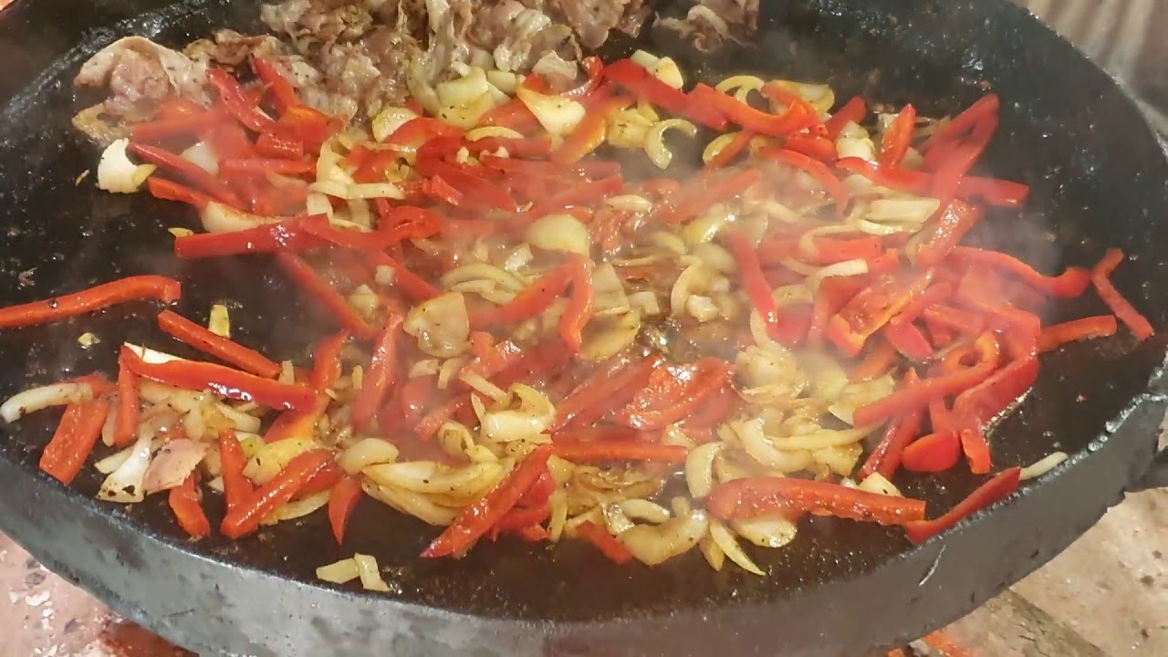 Bondiola a la Cerveza en un disco de arado. En una sartén o wok también se puede.