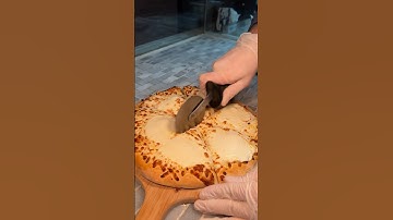 The MEGRULI KHACHAPURI from Mealz in NYC is a cheese-lover’s DREAM. 🧀🫓🔥🤤 #DEVOURPOWER