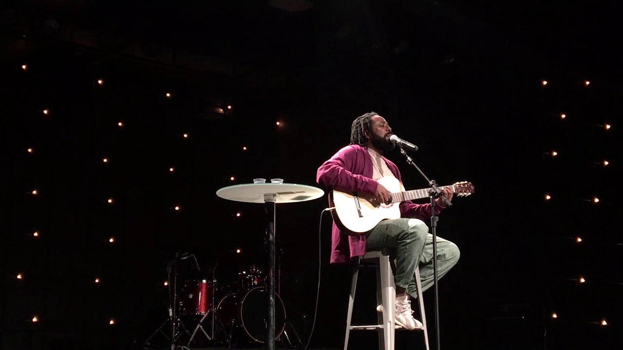 Cantor gospel Clóvis Pinho se emociona após cantar em presídio