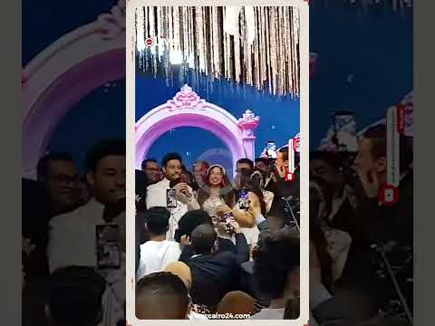 أحمد جمال ل فرح الموجي في حفل زفافهما بعد هتاف أصدقائه بحبه لها كل دول أنا دافعلهم