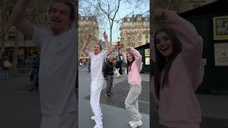 Le mec derrière ?? 🤣
