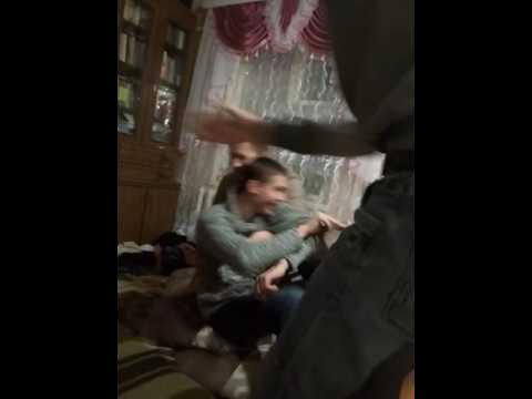 Избил школьницу издевается. Издевательство над пацаном. Два парня издеваются над программой на ютубе. Над парнем издеваются его однокурсники. Издевались над мальчиком.