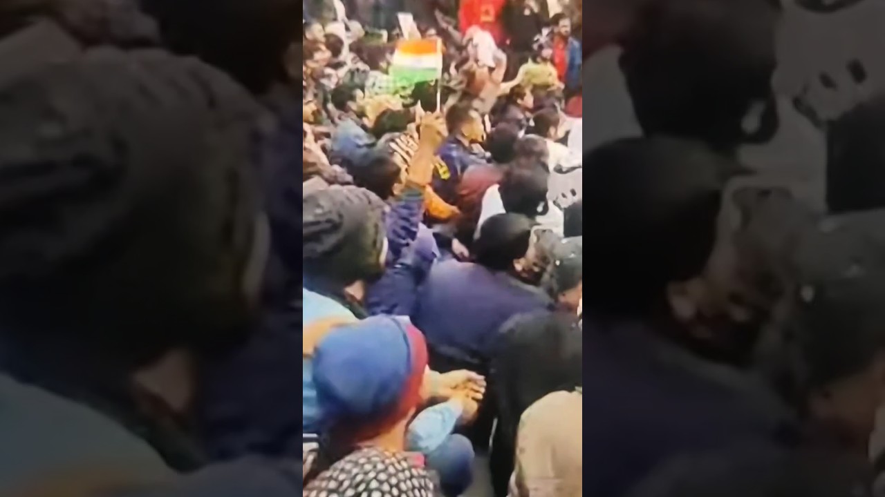 RAILWAY ALP PROTEST PATNA.     POLICE NE STUDENTS PE LATTE CHARGE KAR KE BHHUT DHULAI KIYA BHAI