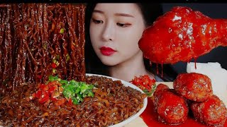 Korean girl eats the hottest noodles in the world /بنت كوريه تأكل نوديلز 🍗 🍜السوداء والفراخ الحاره