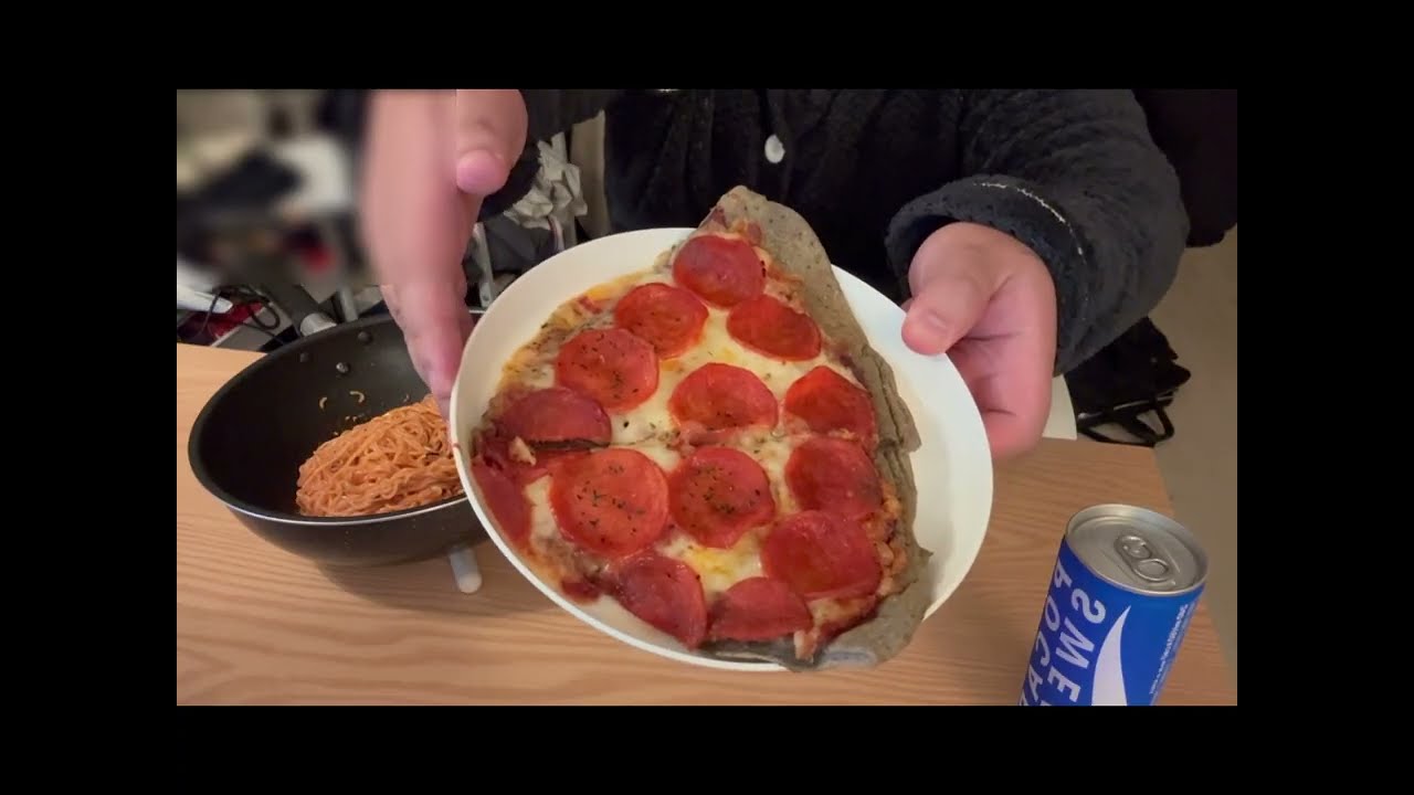 퇴근하고 먹는 비빔면 + 포테이토-페퍼로니 피자 After Work: Bibimmyeon + Potato & Pepperoni Pizza
