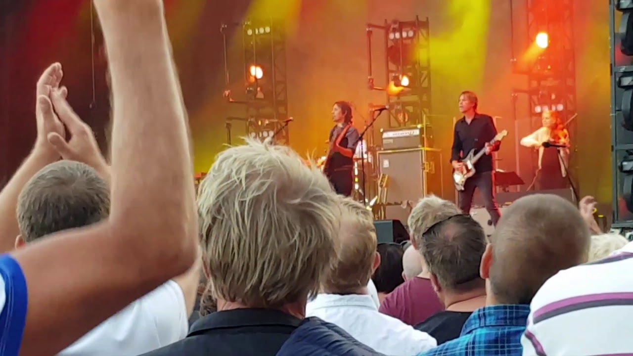 Ulf Lundell - Förlorad värld. Vadstena Slott 2019-07-27 - YouTube