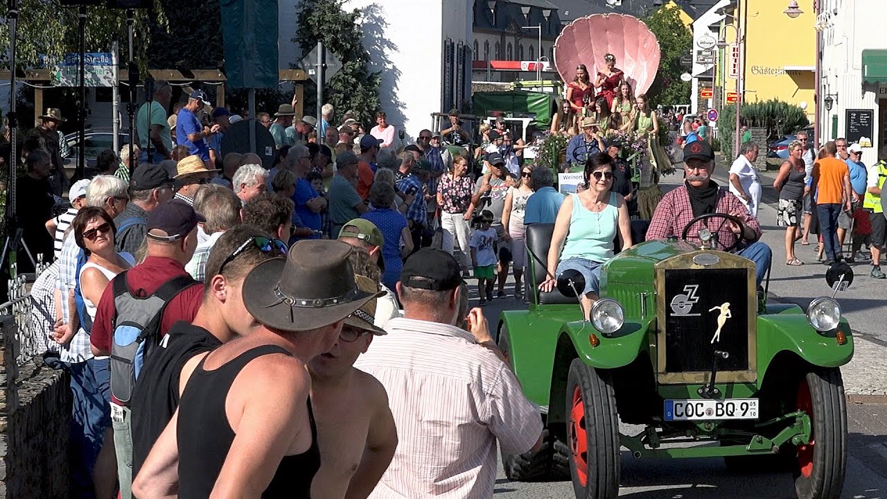 16. Oldtimertreffen Kröv - Korso der Traktoren, Schlepper und Bulldogs