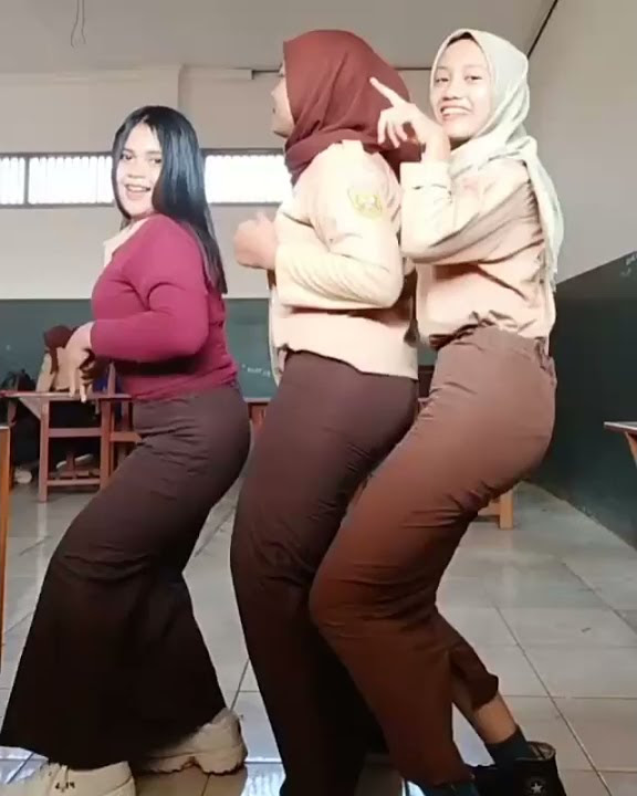 cewek sma bokong gede 006 #tante #tantehot #goyanghot #tiktokhot #smahot