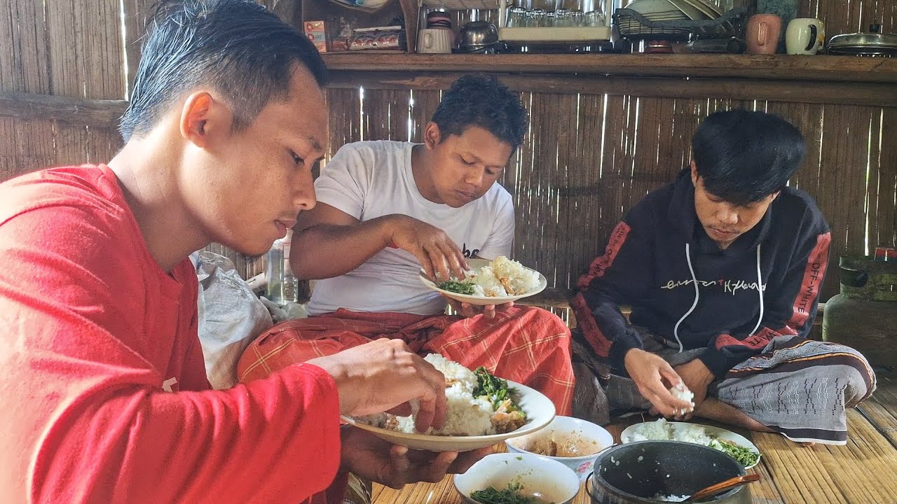3 Hari Menyiapkan Material Bangun Jalan, Menu Makan Siang, Tumis Pakis Nasi Liwet