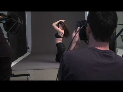 BETTINA LIANO O JEAN "CURVY FIT" campaign - behind...