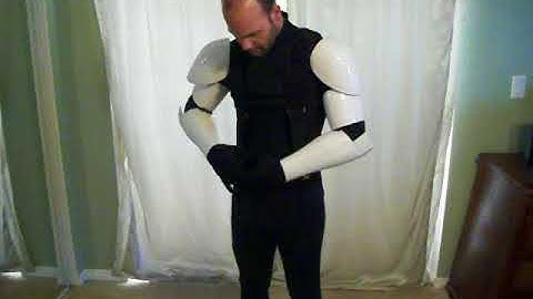 S4-6 Animated Clone Armor Assembly: Wearing the Armor