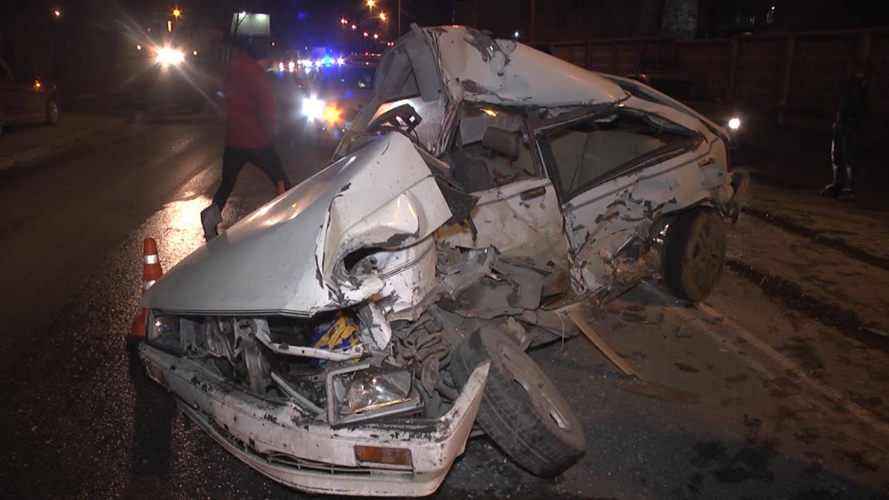 "Королла" от 2 бордюров залетела под КАМАЗ - YouTube