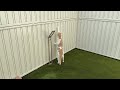 散歩中にカメムシを見つけた猫が手を伸ばしてまさかの…
