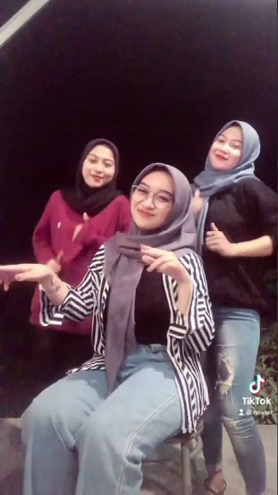 indri novita mengjoget bareng temannya 😂