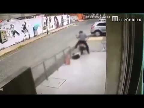 Assaltante cai duas vezes ao tentar roubar mulher e sai empurrando moto