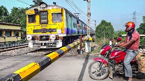 Busy Public Waiting at Railgate | Speedy Honking EMU Trains back to back Skip Level Crossing | ER