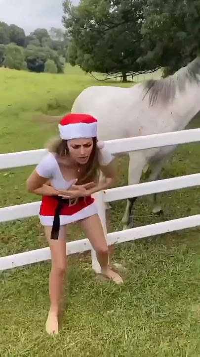 Horse bite girls Breast 😀😂😂😫😨😰😭👍Like👉👉Subscribe 👍 🙋🙋🙋