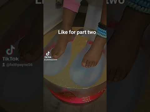 Doing my baby sister feet please like and subscribe 💖 AND LIKE FOR PART TWOOOO💅