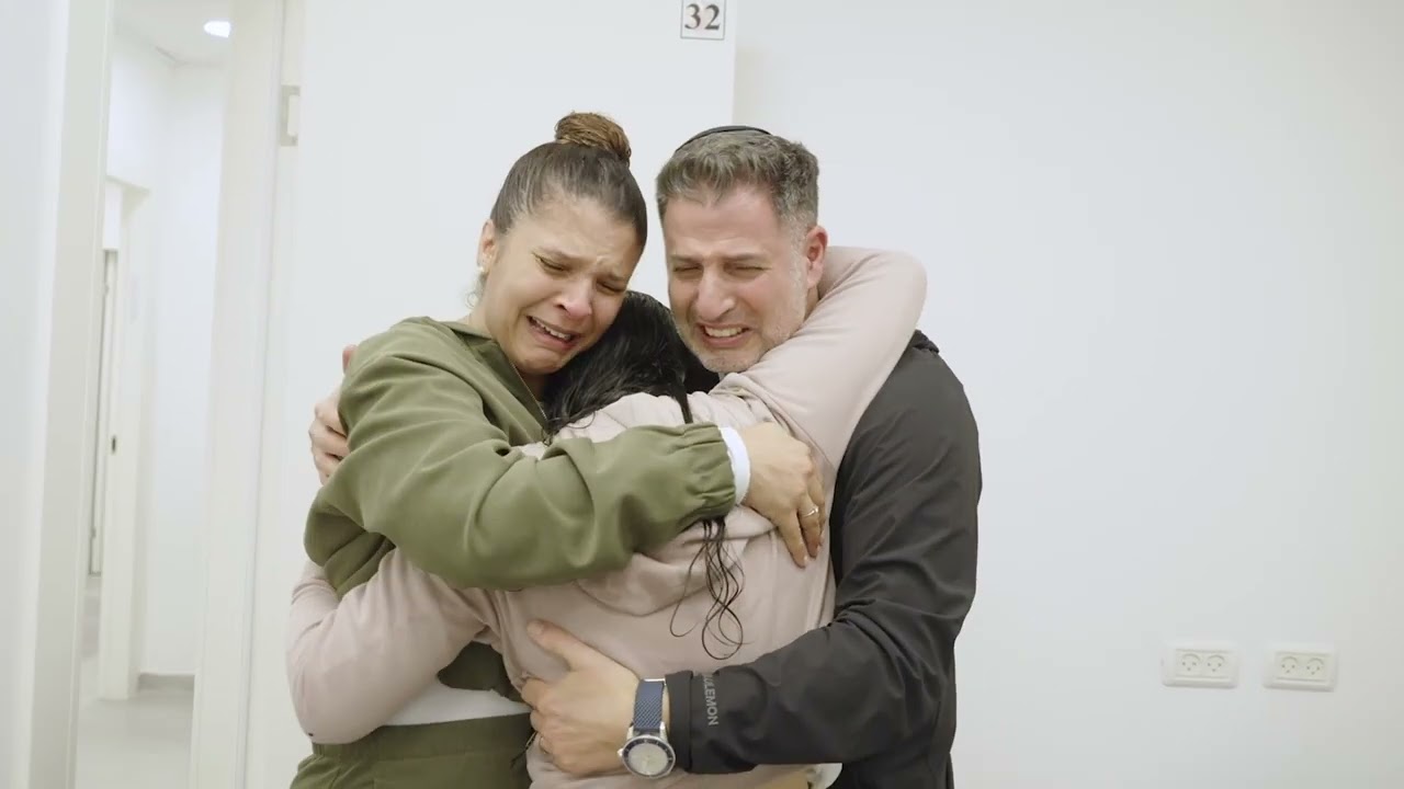המפגש הראשון של התצפיתניות החטופות עם הוריהן (קרדיט: דובר צה"ל)