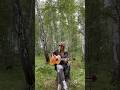 Девушка поет на английском под гитару на природе