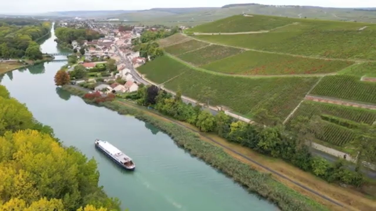 Discover the Luxurious Hotel Barge Kir Royale – Your Gateway to the Champagne Region!
