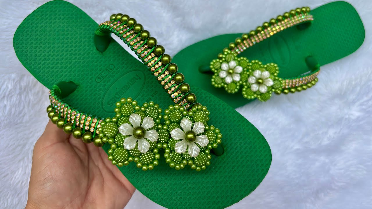 Chinelo com pérolas e strass MODELO COMPLETO 🍀