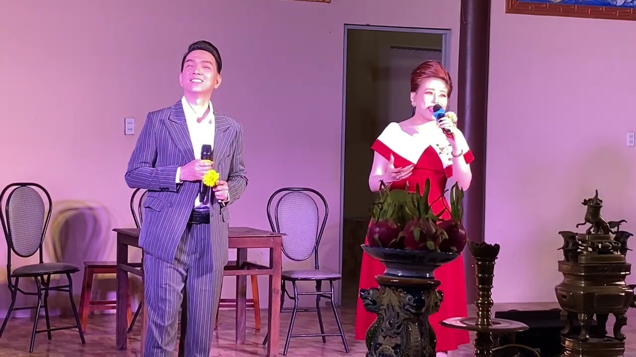 CVVC Minh Trường&NS Nha Thu hát cúng ông trước khi diễn tuồng.