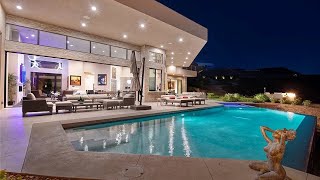 Innenansicht eines modernen einstöckigen Eigenheims in MacDonald Highlands (Henderson, NV)