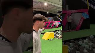 Doble Mortal En Un Parque De Camas Elásticas Gigantes