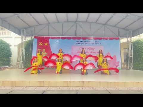 Tiết mục: Múa Chưa bao giờ mẹ kể do tốp nữ lớp 6B1, trường THCS Bàng La biểu diễn chào mừng Lễ kỉ niệm ngày 8 tháng 3