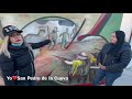 María Tarazón explica sus murales de la masacre de Pancho Villa en San Pedro de la Cueva