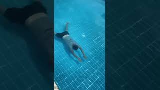تعليم السباحة تحت الماء