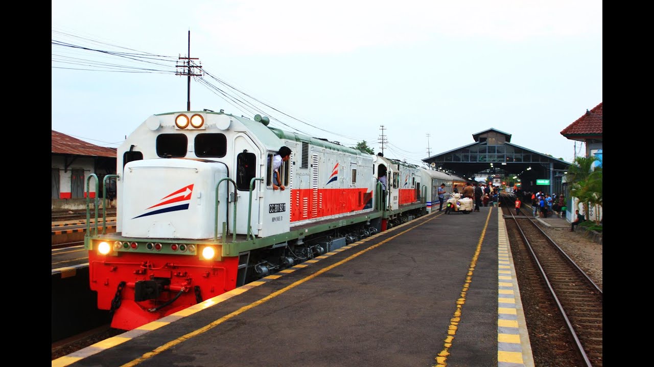 Kereta Api Gayabaru Malam Selatan dengan Dua Lokomotif di Kereta Api Gayabaru Malam Selatan dengan Dua Lokomotif di