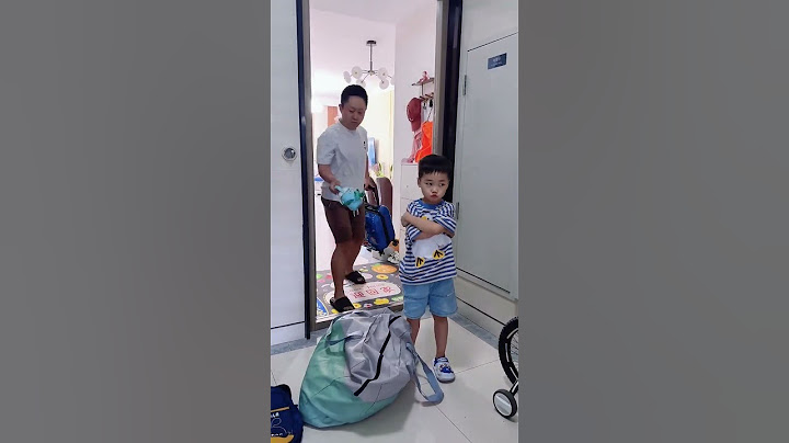在房间里闹腾的爸爸没法工作，一气之下将他赶出家门，小家伙还挺不舒服，说走就走 #喜爱度激励计划