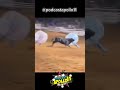 Homem em uma bola é jogado longe por Touro #podcast #animals #shorts