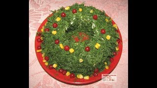 Салат "Рождественский венок" с куриным филе, сыром и яйцами Салат "Рождественский венок" с куриным филе, сыром и яйцами