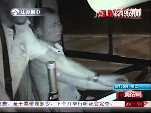 法治新闻 高速内急上厕所 抢方向盘出车祸 130820