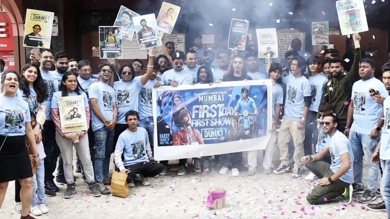 DUNKI Celebration At Gaiety Galaxy | Shahrukh Khan Fans First Day First ...