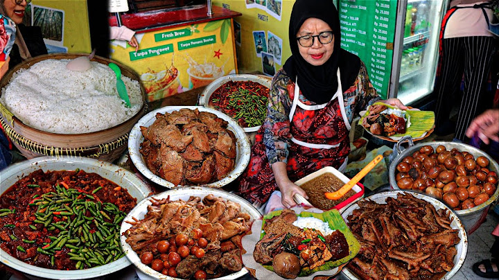 THE SELLER HAS NOT COME YET THE QUEUE IS ALREADY LONG!!! SINCE 1940 GUDEG MBOK LINDU JOGJA