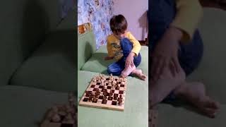 Папа учит сына играть в шахматы, рассказывает о правилах игры. Моменты семейного образа жизни.