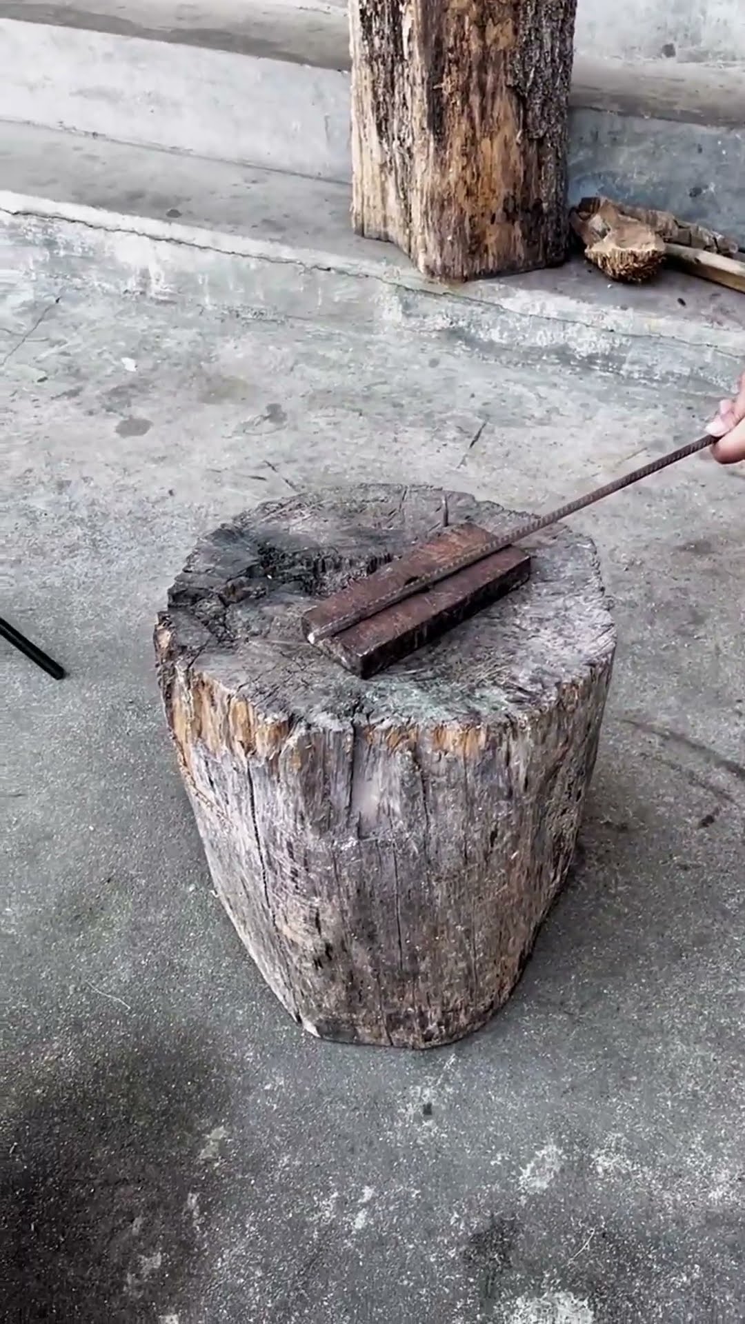 Large firewood knife toughness test- Good tools and machinery make work easy