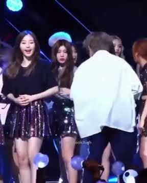 tae see other idols🥰 and immediately bow to them😚🤗😎💜#v