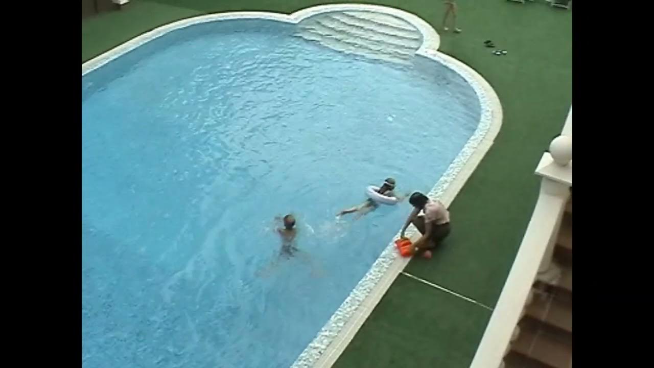 Вещи в бассейн ребенку. Купаться в бассейне. Дети купаются в бассейне. Бассейн в детском саду. Дети в бассейне на даче купаются.