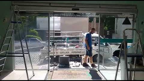 porta de correr automatica de vidro temperado.